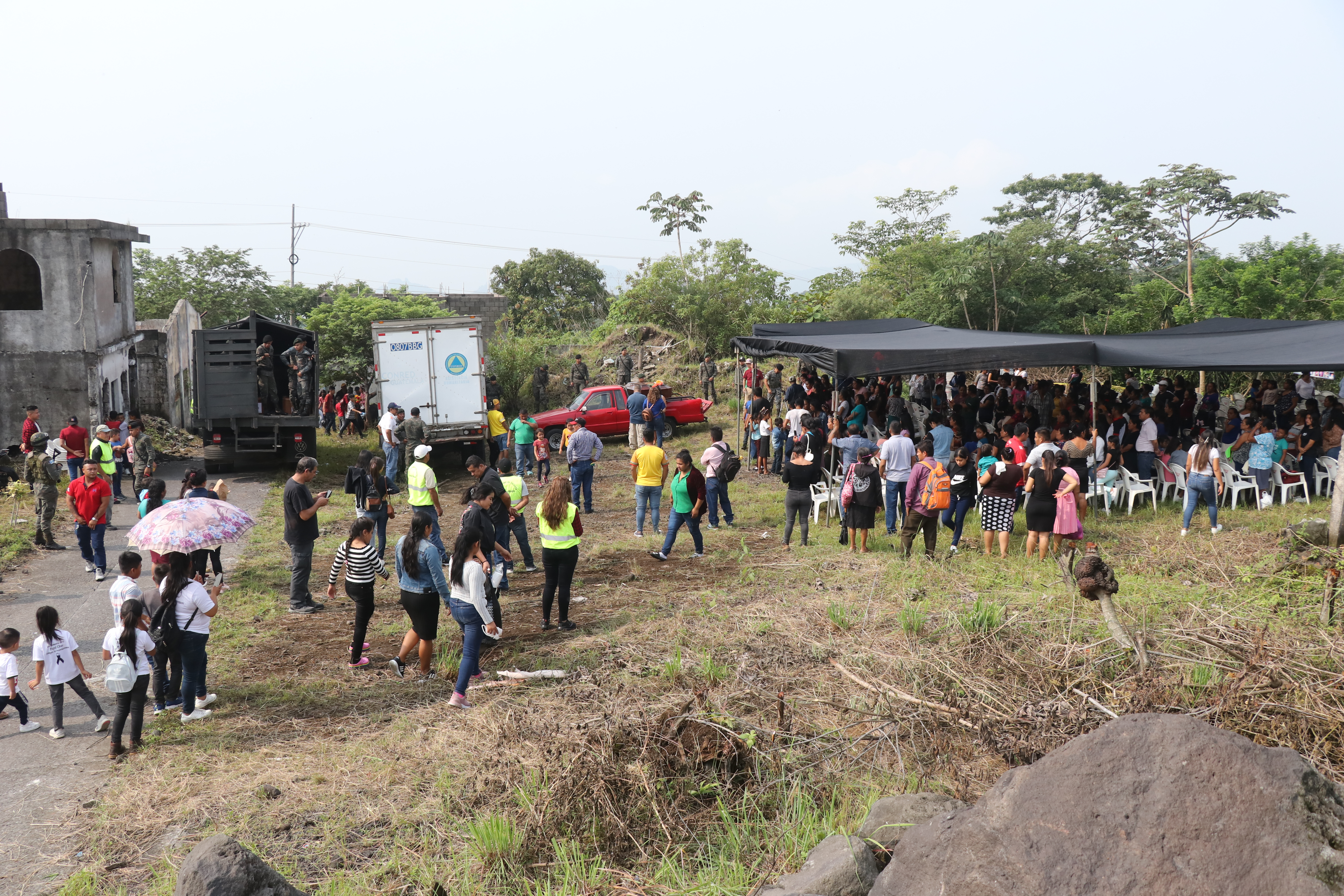Familiares de víctimas de la erupción del Volcán de Fuego sepultan restos luego de cinco años de la tragedia