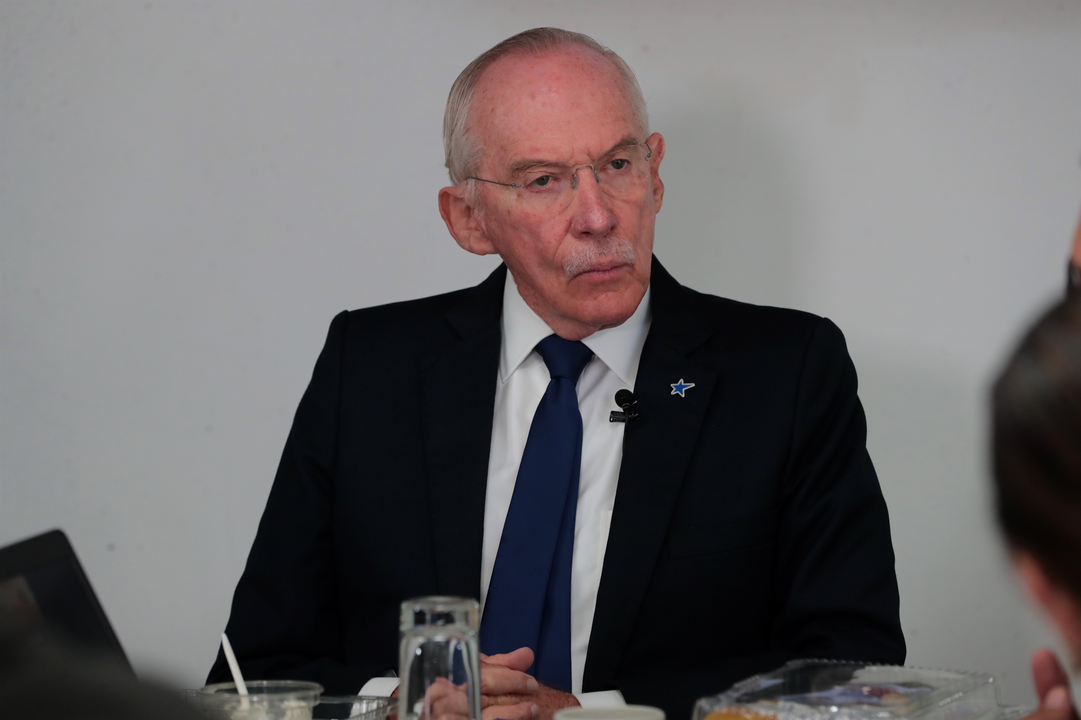 Helicóptero que trasladaba a Edmond Mulet en Quiché aterriza de emergencia, dice el partido Cabal