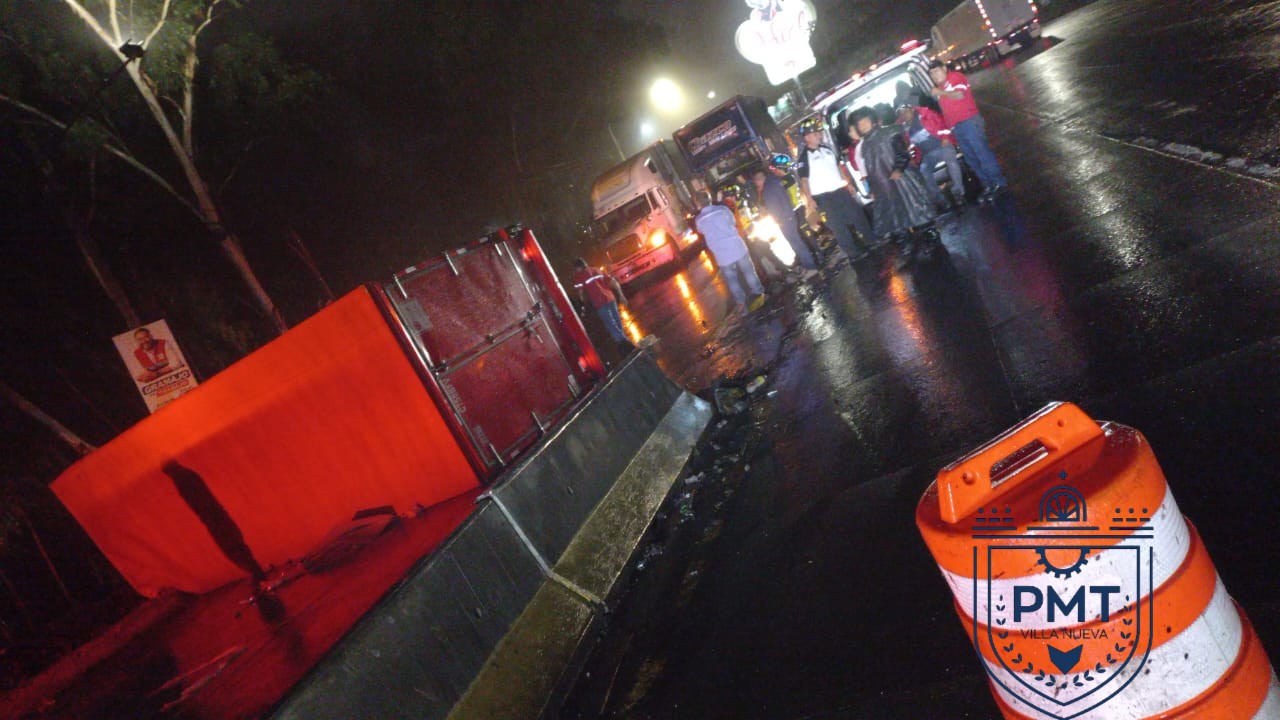 Tránsito en la Villalobos y Pacífico es complicado por accidentes de camiones