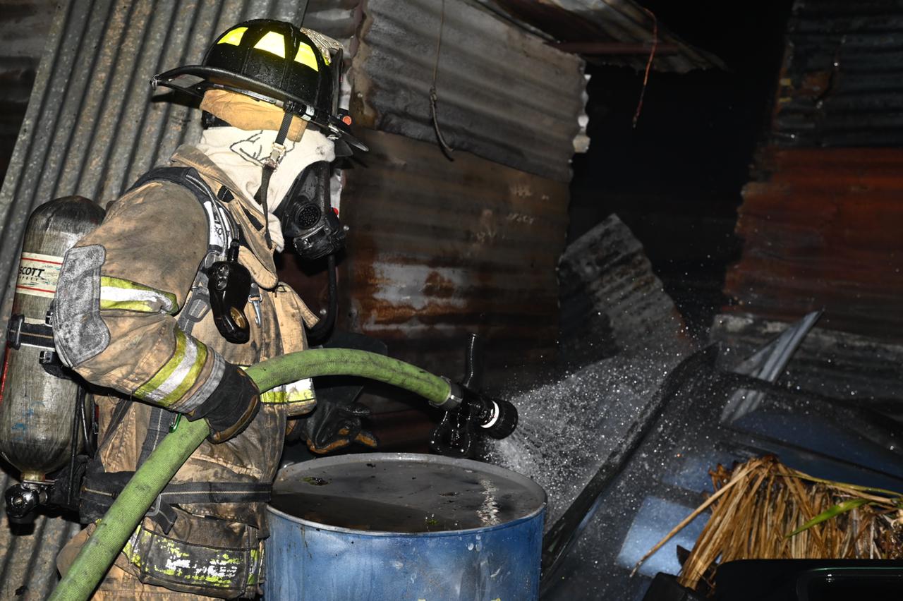 VIDEOS: Vehículos de taller mecánico en Villa Nueva son consumidos por un incendio