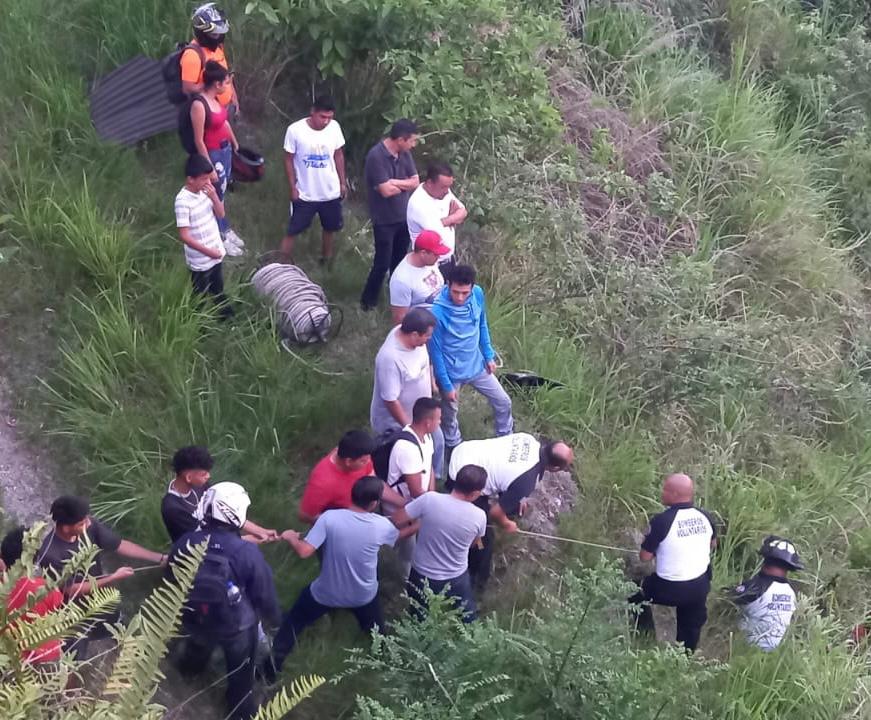 Cuatro personas heridas tras choque de un tráiler cargado con materiales de construcción a tres carros y dos motocicletas en ruta al Atlántico