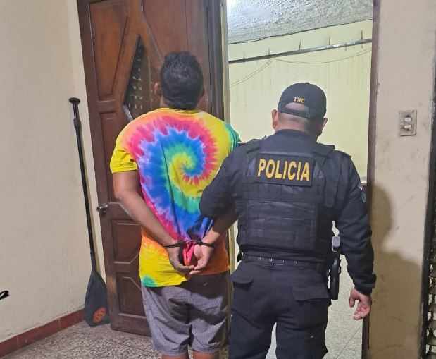 Lo encañonaron y le robaron Q43 mil: detienen a uno de dos supuestos asaltantes en Puerto San José, Escuintla