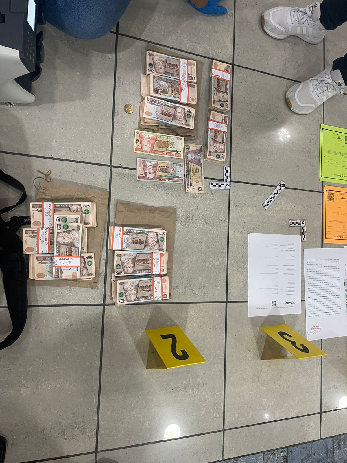 Jefe de agencia queda ligado a proceso por intentar sacar de un banco más de Q111 mil en efectivo en una mochila