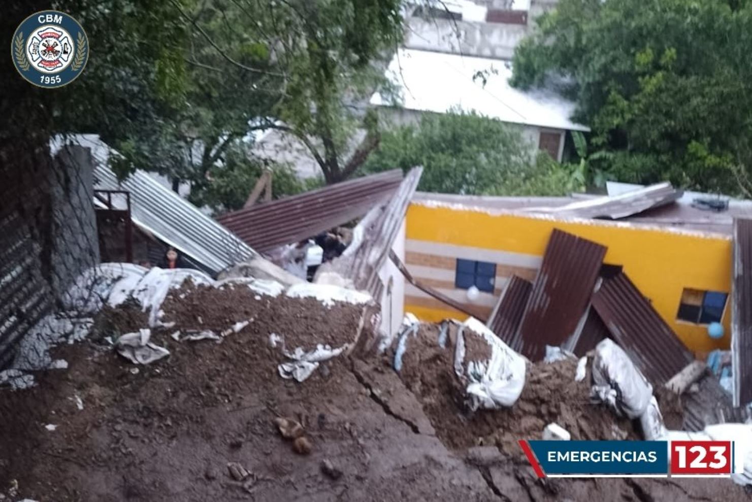 Paredón se derrumba sobre vivienda de Campo Seco, zona 16 y deja varios heridos