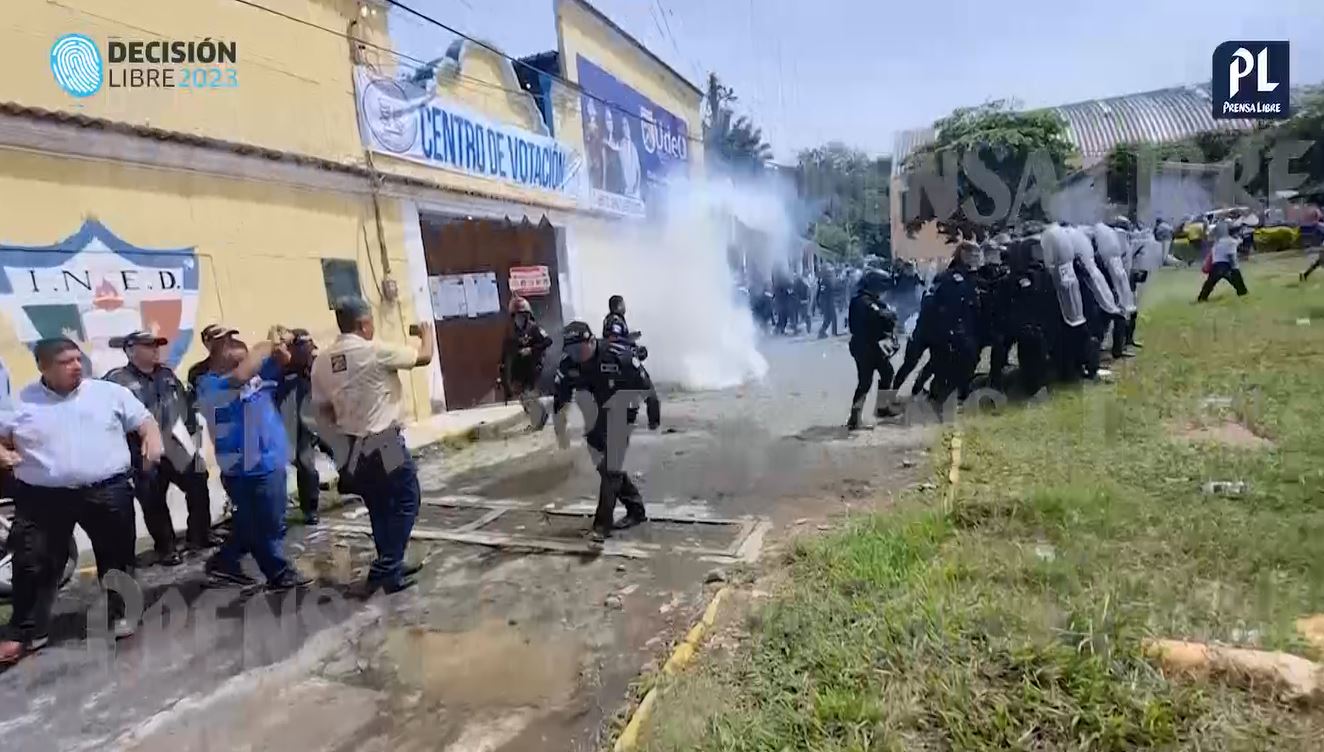 Reportan disturbios y quema de papeletas en centro de votación de San Martín Zapotitlán, Retalhuleu