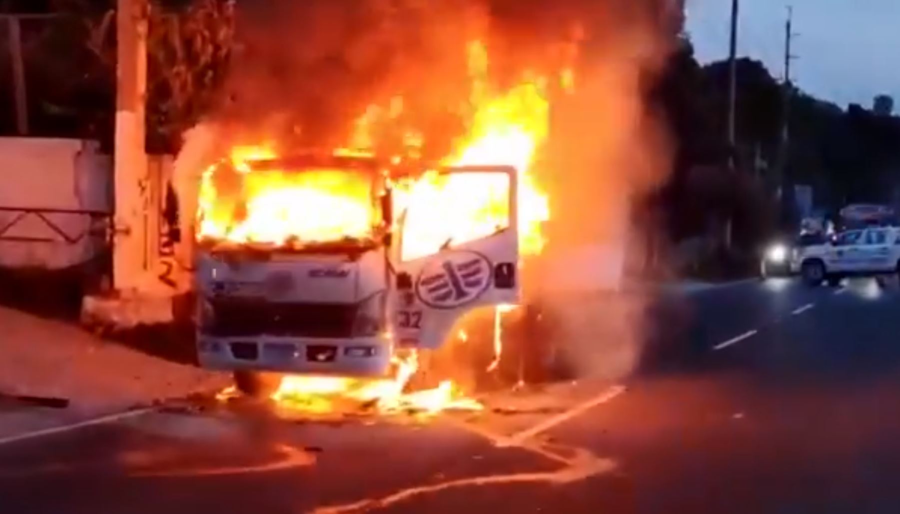 Camión se incendia cuando transitaba en km 32 de la ruta Interamericana, San Bartolomé Milpas Altas