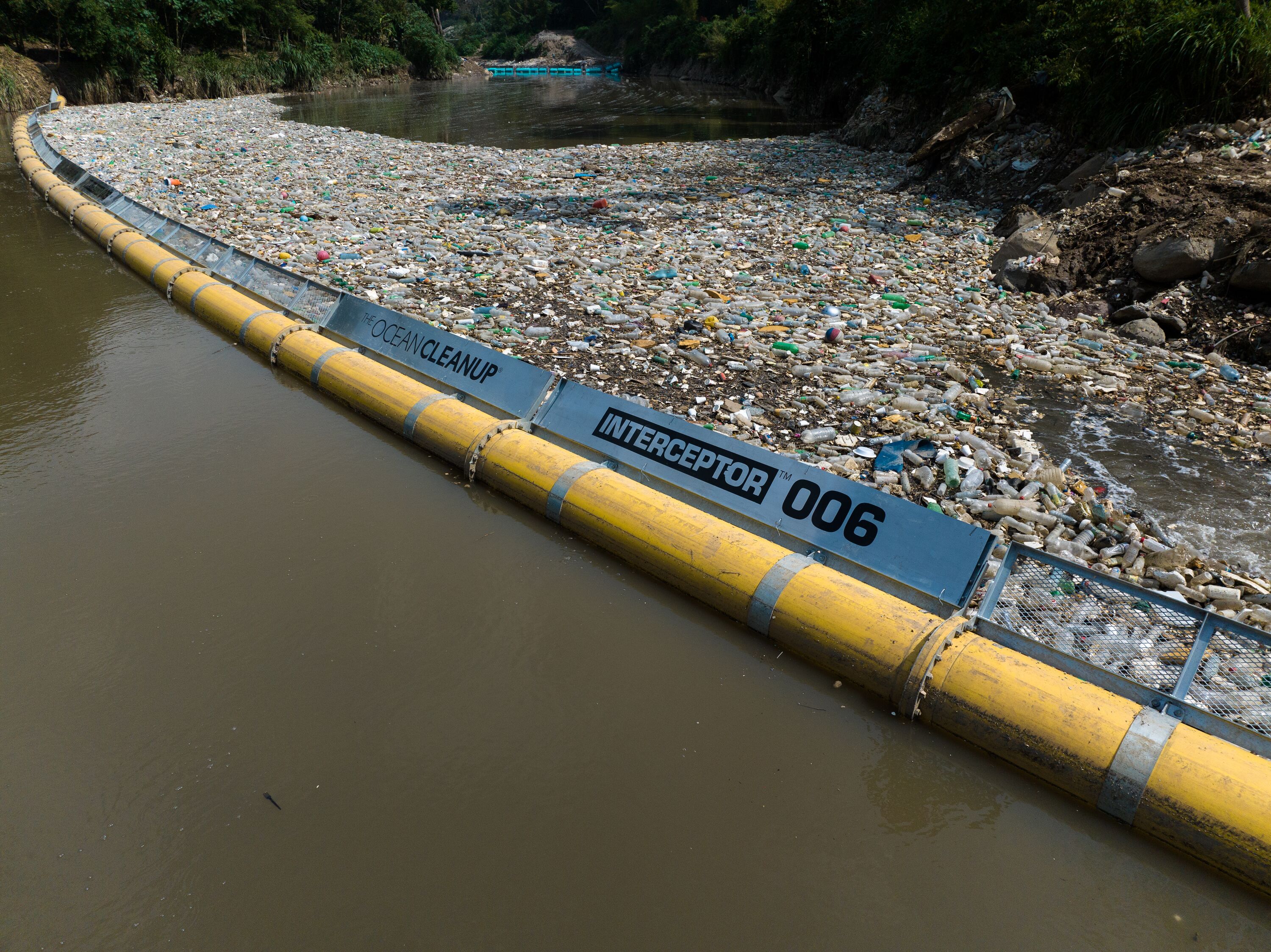 La barricada Interceptor 006 ha frenado casi 900 mil kilos de basura en río Las Vacas de Guatemala y muestra promisorio futuro