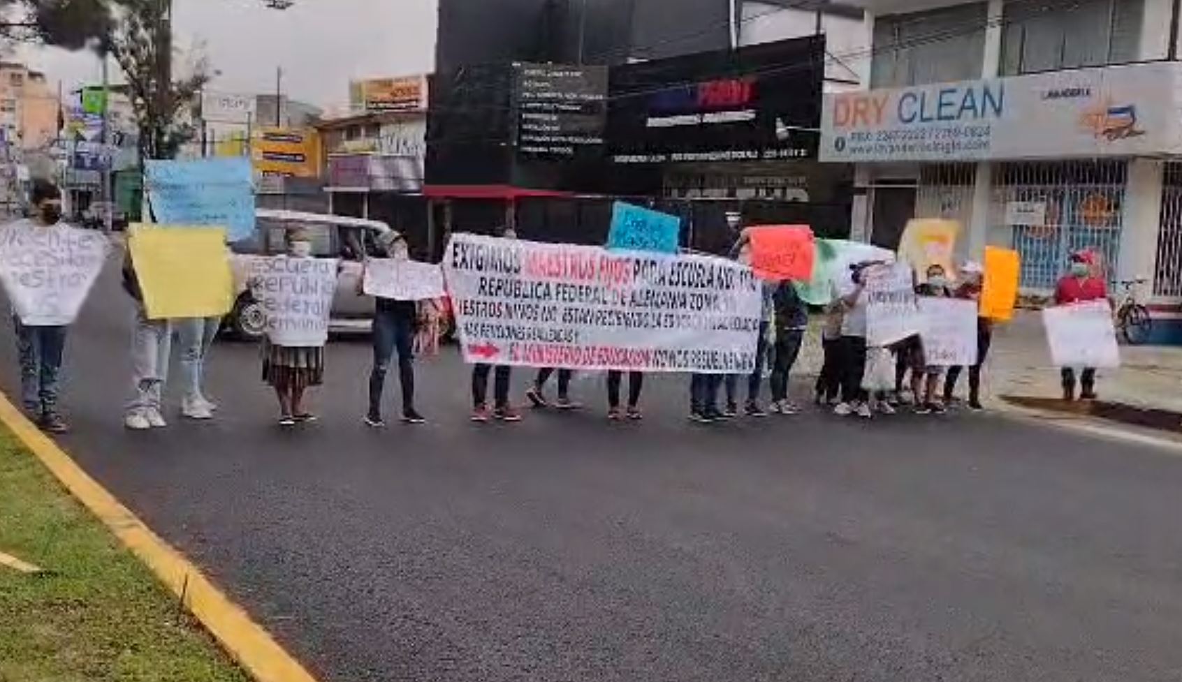 Padres de familia protestan por falta de maestros en la Escuela Oficial Urbana Mixta 100 de la Colonia Tecún Umán, zona 15