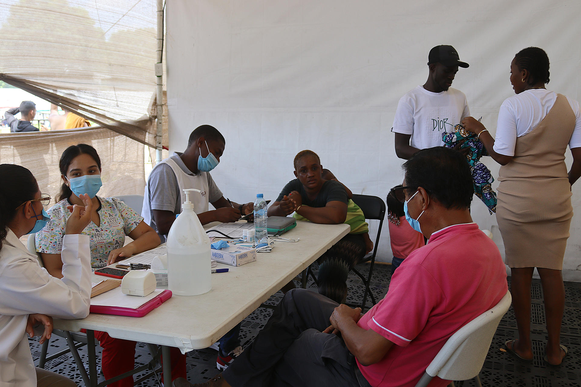 Migrantes varados en el sur de México enferman por ola de calor y desatención
