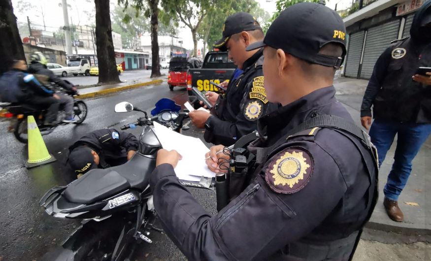 Capturan a tres hombres y una mujer en Tactic por estafar a vecinos con trabajos en el extranjero