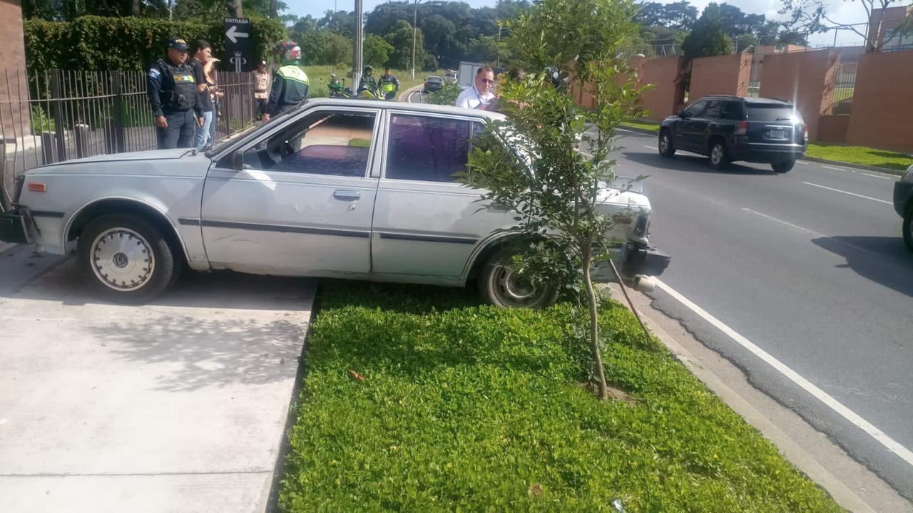Este 27 de julio se reportó un accidente de tránsito en un comercio ubicado en el Bulevar El Naranjo, informaron autoridades de tránsito. De acuerdo a Amílcar Montejo, intendente de tránsito de la Ciudad de Guatemala, el accidente ocurrió específicamente en la 22 calle de la zona 4 de Mixco, en donde un automóvil impactó contra la baranda de un negocio. Según Montejo, el accidente ocurrió a las 4 de la tarde, y agregó que el Cuerpo de Bomberos Municipales auxiliaron a personas que habían resultaron heridas tras el percance. "El accidente provocó congestionamiento vehicular que afectó las zonas de El Periférico, además de zonas aledañas como la zona 1 y la zona 3", dijo Montejo en sus redes sociales. En este momento Gremial de Recolectores de Basura da plazo para suspender reglamento de clasificación de residuos y comisionado dice que sí ha habido socialización ¿Cuánto le costó a los partidos políticos cada voto logrado en las elecciones generales de Guatemala? Montejo dijo que el caso quedó a cargo de la Policía Nacional Civil, y que el vehículo aún no había sido retirado del lugar. Otro percance en el mismo lugar El pasado 9 de febrero, también a horas de la tarde se reportó un incidente de tránsito en el mismo lugar, pero con la diferencia de que el vehículo empotró dentro del negocio. En aquel incidente, los Bomberos Voluntarios dieron asistencia prehospitalaria a cinco personas, quienes fueron trasladadas a un centro de salud privado. El accidente quedó grabado en video, y se observa cómo, se forma inesperada, el vehículo embiste el restaurante y entra a donde se encuentran las personas, quienes logran esquivar el automóvil.