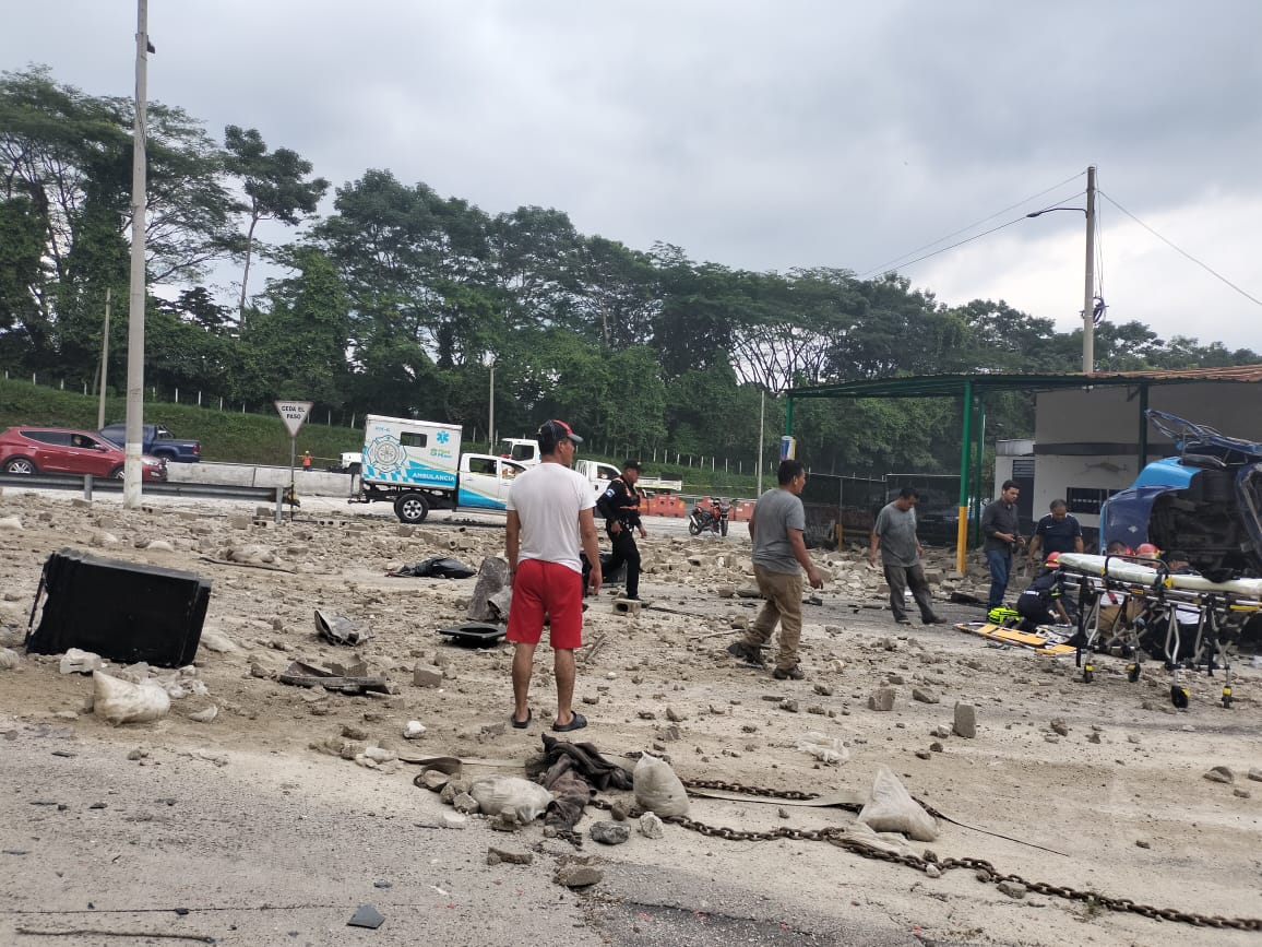 Un muerto y dos heridos en choque de camión contra garita en autopista Palín – Escuintla