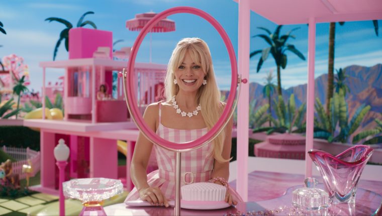 Fotograma de la película "Barbie" protagonizada por la actriz Margot Robbie. Con el rosa por bandera y la diversión como objetivo, este jueves llega a los cines "Barbie", un muy buen entretenimiento con Margot Robbie como la famosa muñeca, acompañada por Ryan Gosling, en una historia llena de ironía y autocrítica, dirigida por Greta Gerwig. EFE/ Warner Bros.