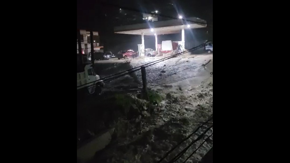 Imágenes: Video muestra el momento en que las correntadas invaden calles del casco urbano de Barillas, por la fuerte lluvia