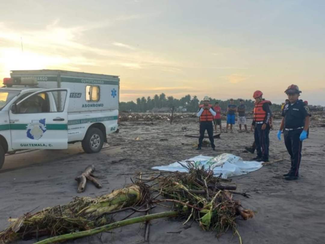 Río arrastra a motoristas en Cuyotenango