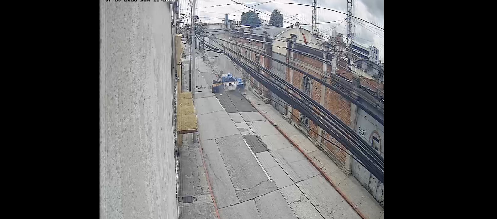 Imágenes: Cámara capta el momento en que un autopatrulla choca contra otro vehículo en la zona 1 capitalina