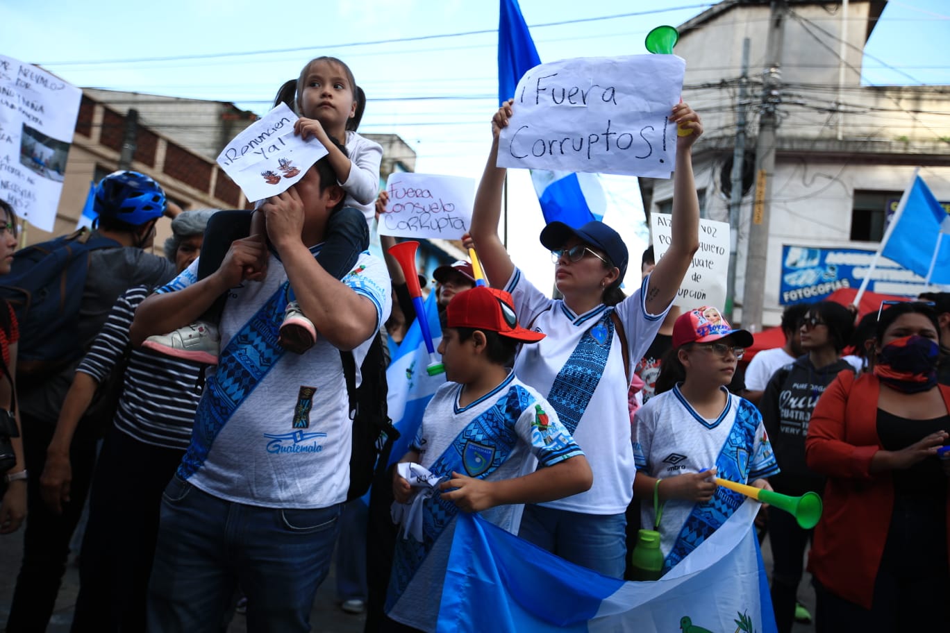 MANIFIESTAN FRENTE AL MP