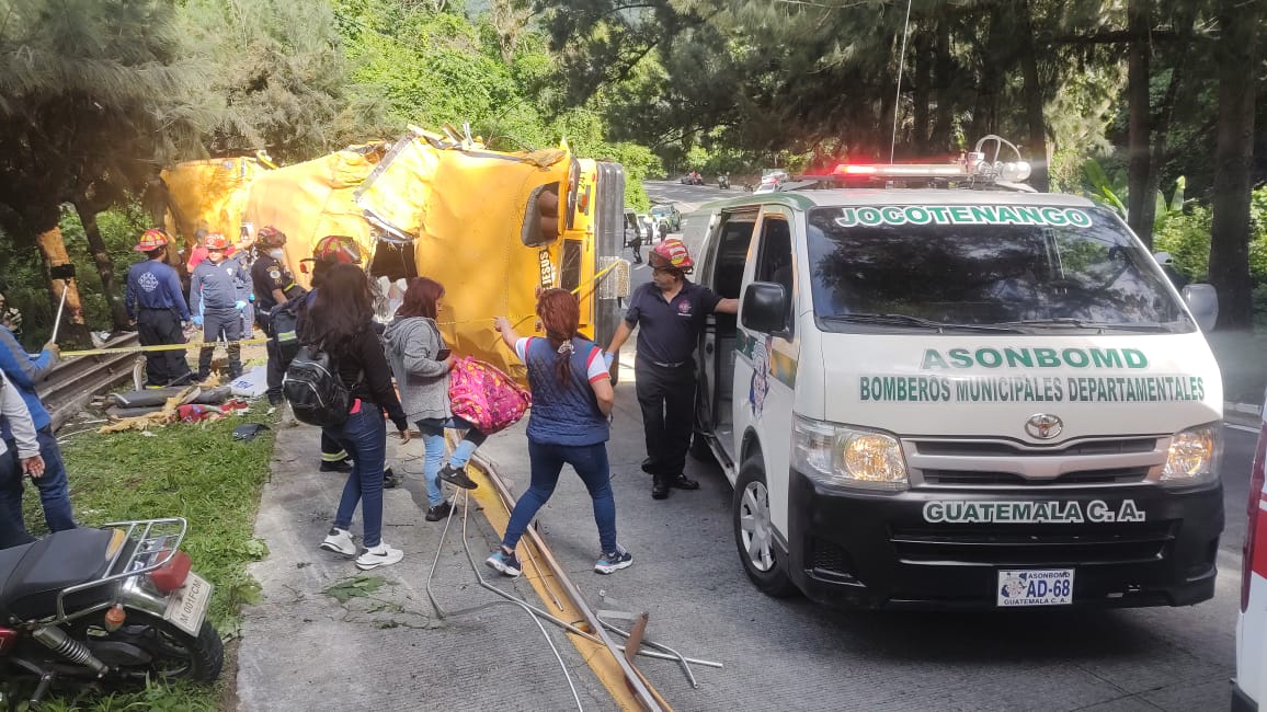 Bus queda prácticamente partido luego de accidente en la ruta a Antigua Guatemala dejando muertos y heridos