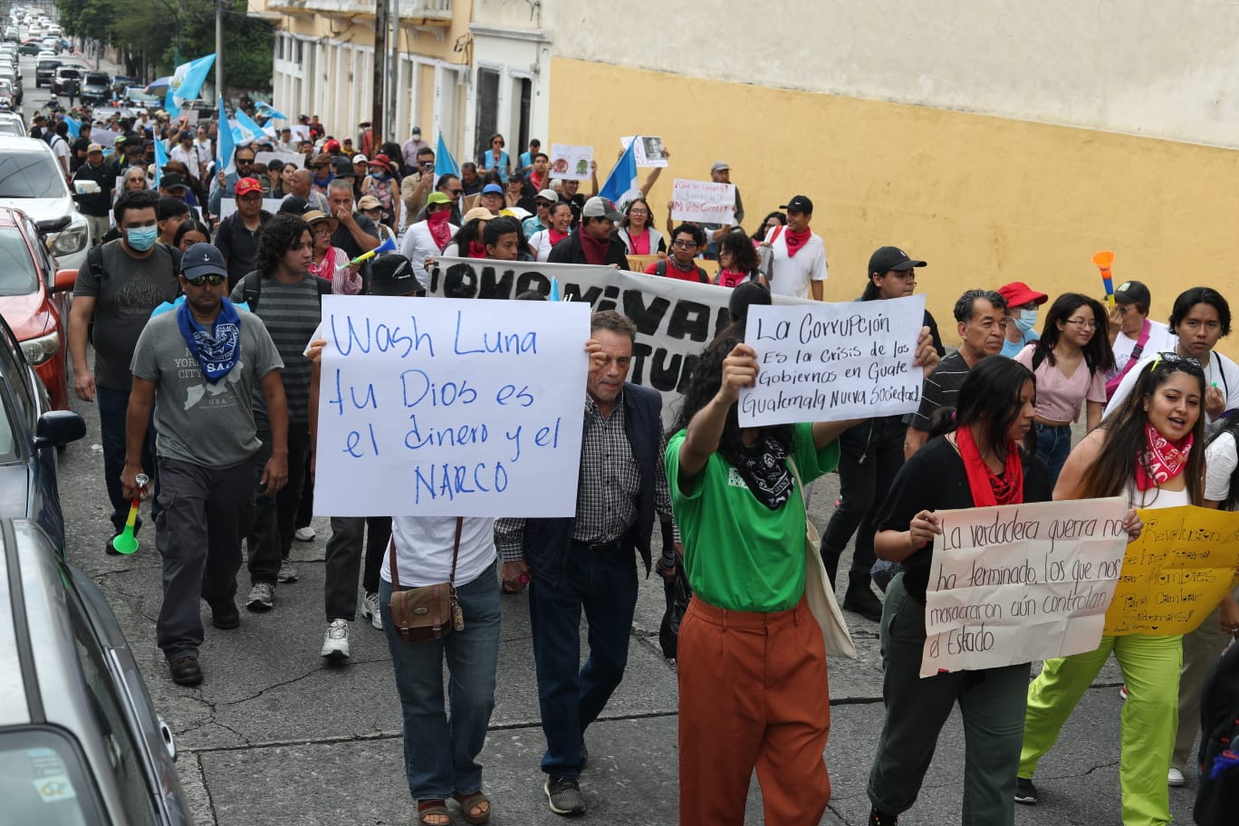 “Estamos acá para que sepan de nuestro descontento”: Estudiantes universitarios protestan en la zona 1 y piden que se respeten resultados electorales