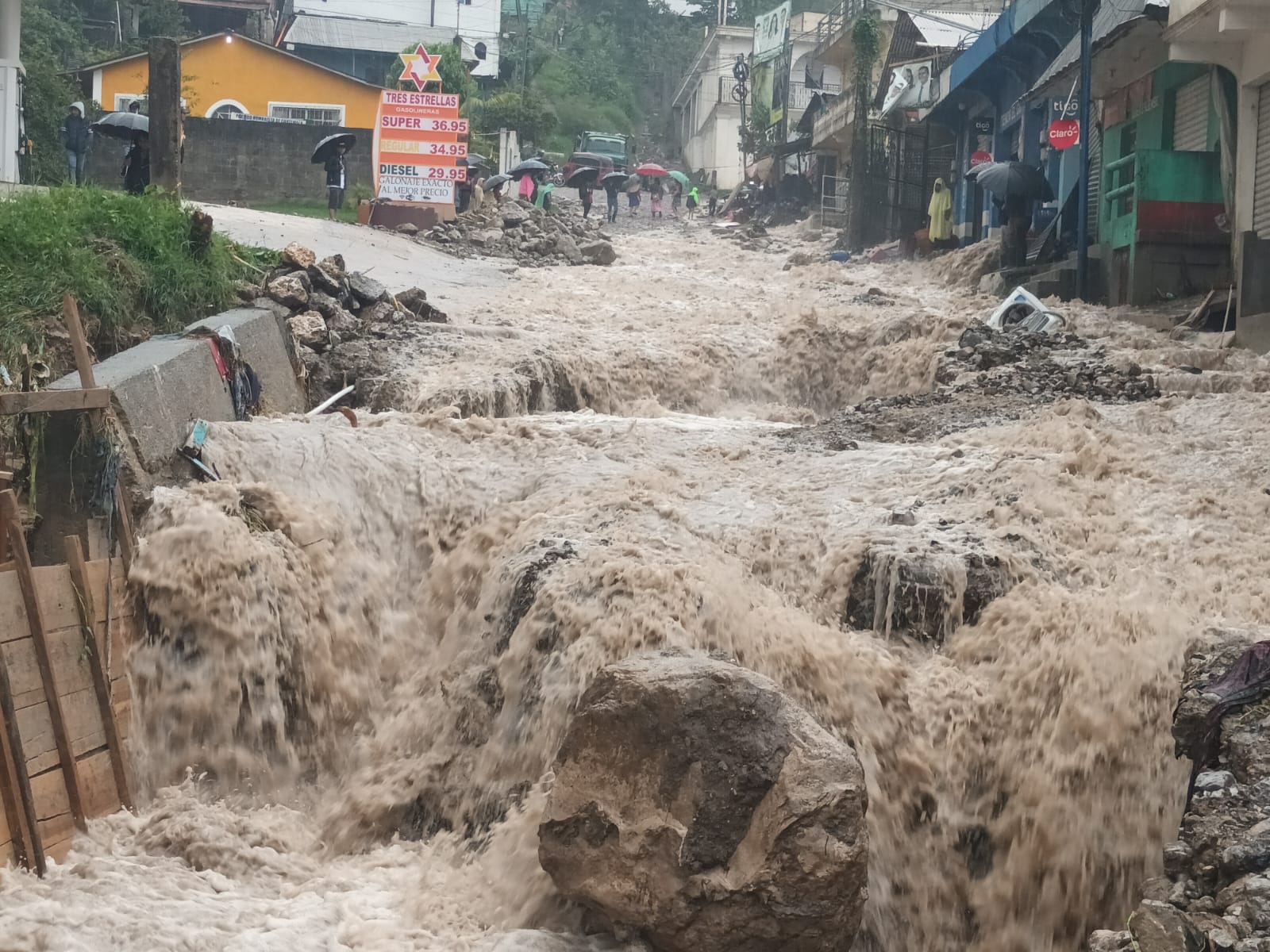 Inundaciones y derrumbes en 10 departamentos por las lluvias de las últimas horas