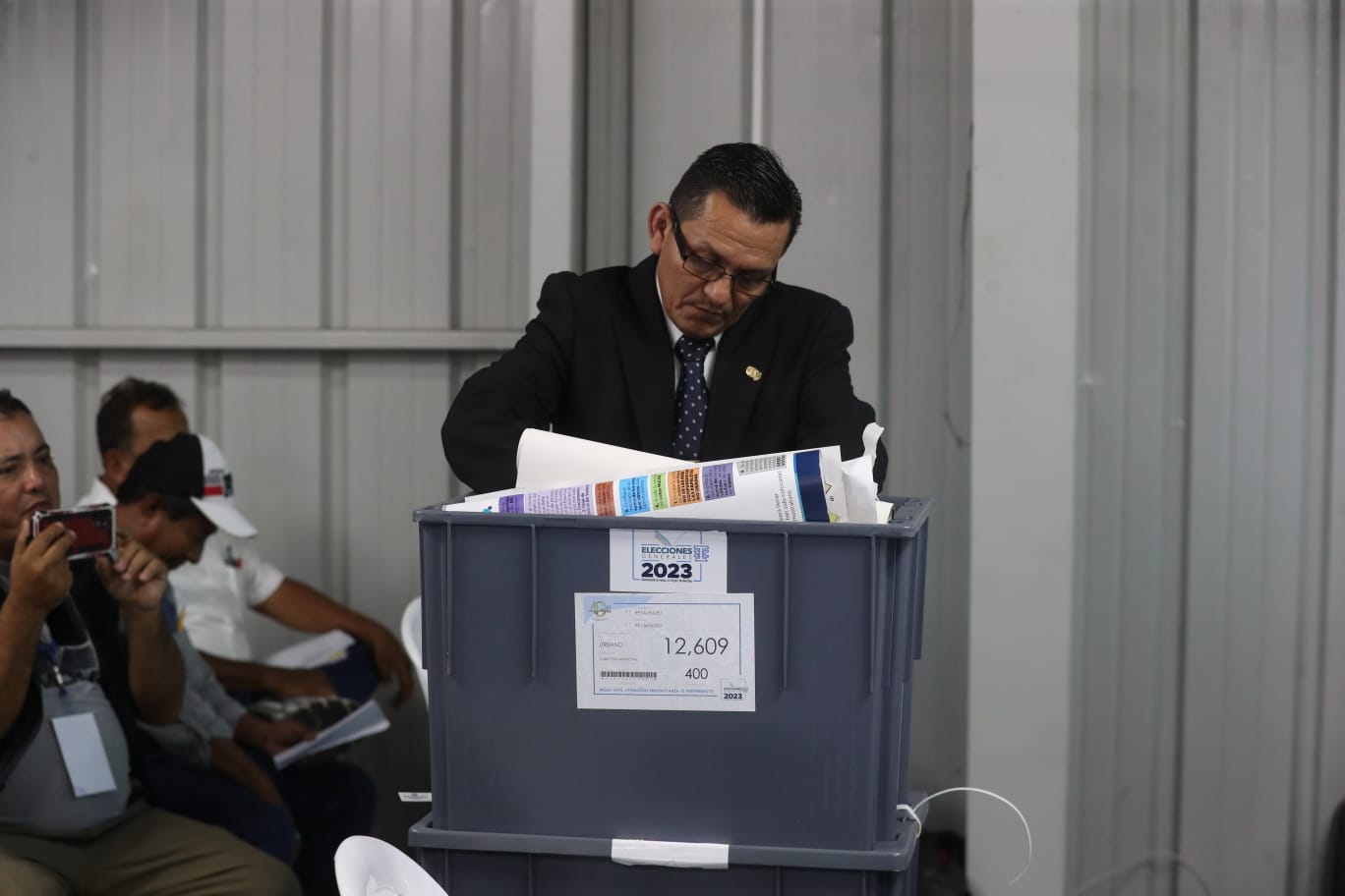 JED llevan a cabo audiencias de revisión de actas electorales entre posturas distintas de partidos políticos y protestas
