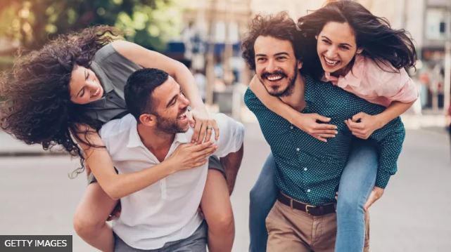 “A ellas les importa quién eres, y a ellos qué eres”: las diferencias en la amistad entre mujeres y entre hombres según el célebre psicólogo Robin Dunbar