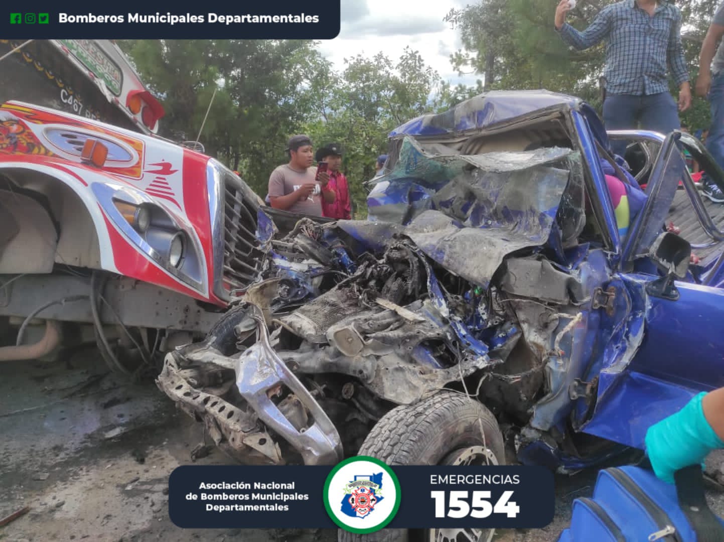 Dos muertos por choque entre bus y picop en Quiché