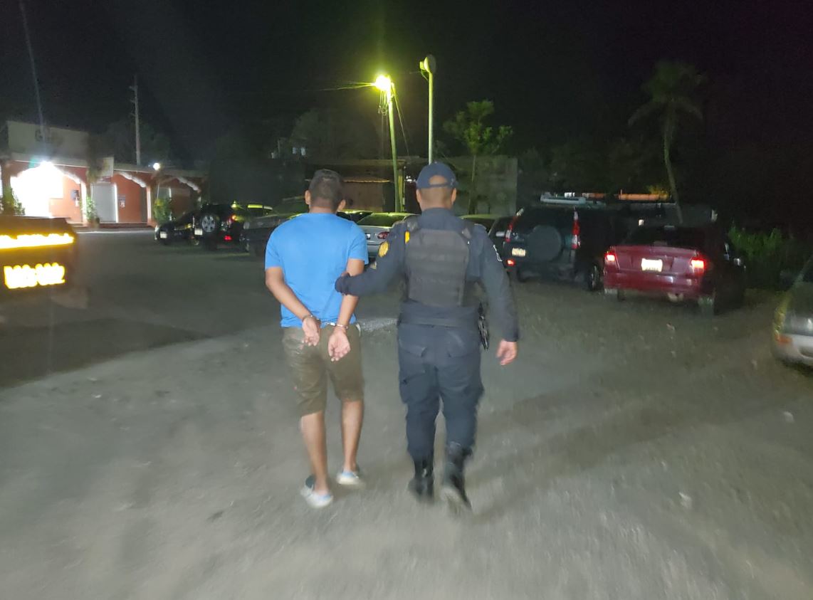 Hombre es detenido en Río Dulce, Lívingston, Izabal, sindicado de la muerte de su esposa (y esta es su versión del incidente)