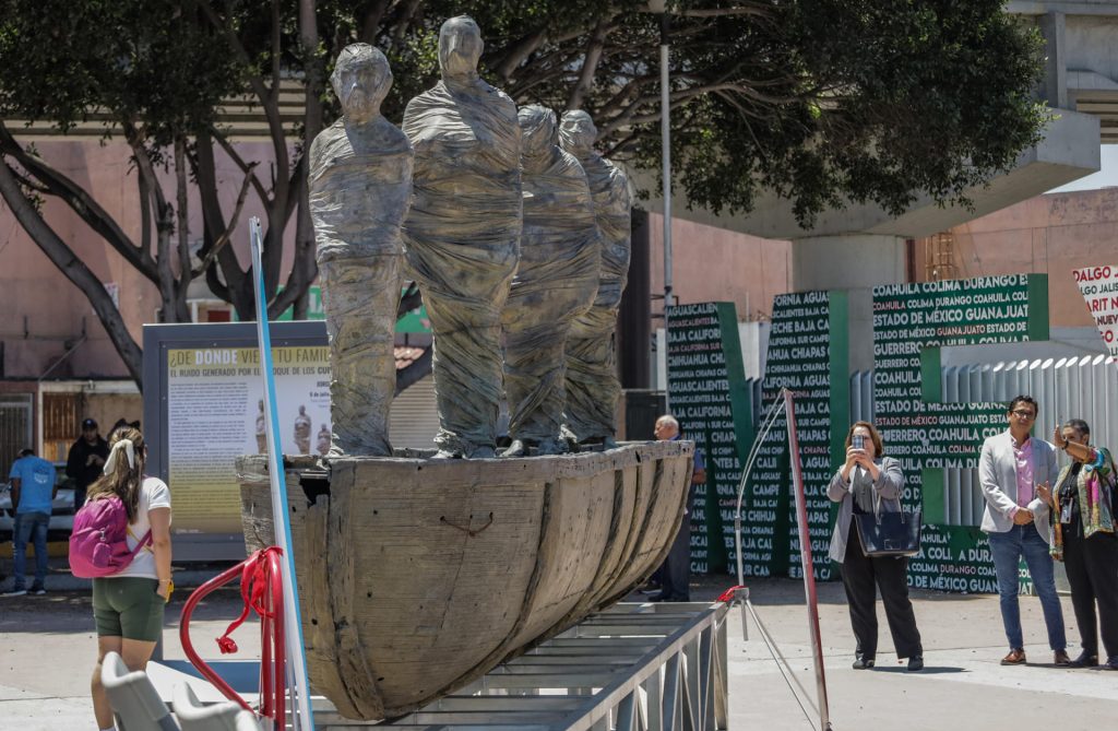 La escultura de cuatro migrantes en una balsa reivindica derechos en la frontera de México 