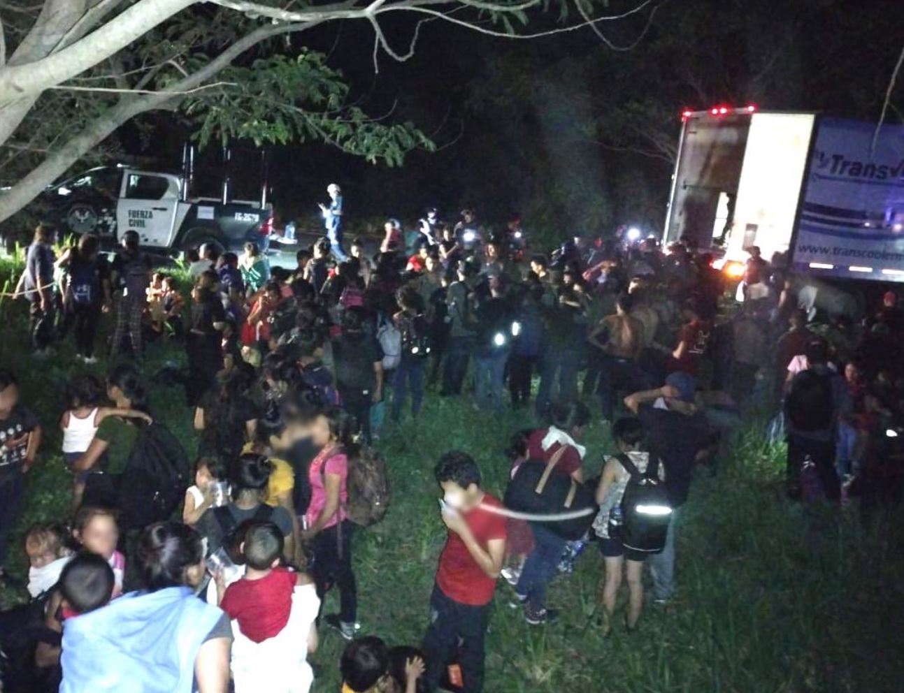 Autoridades migratorias en México encuentran a unos 150 migrantes guatemaltecos en camión contra Rayos X