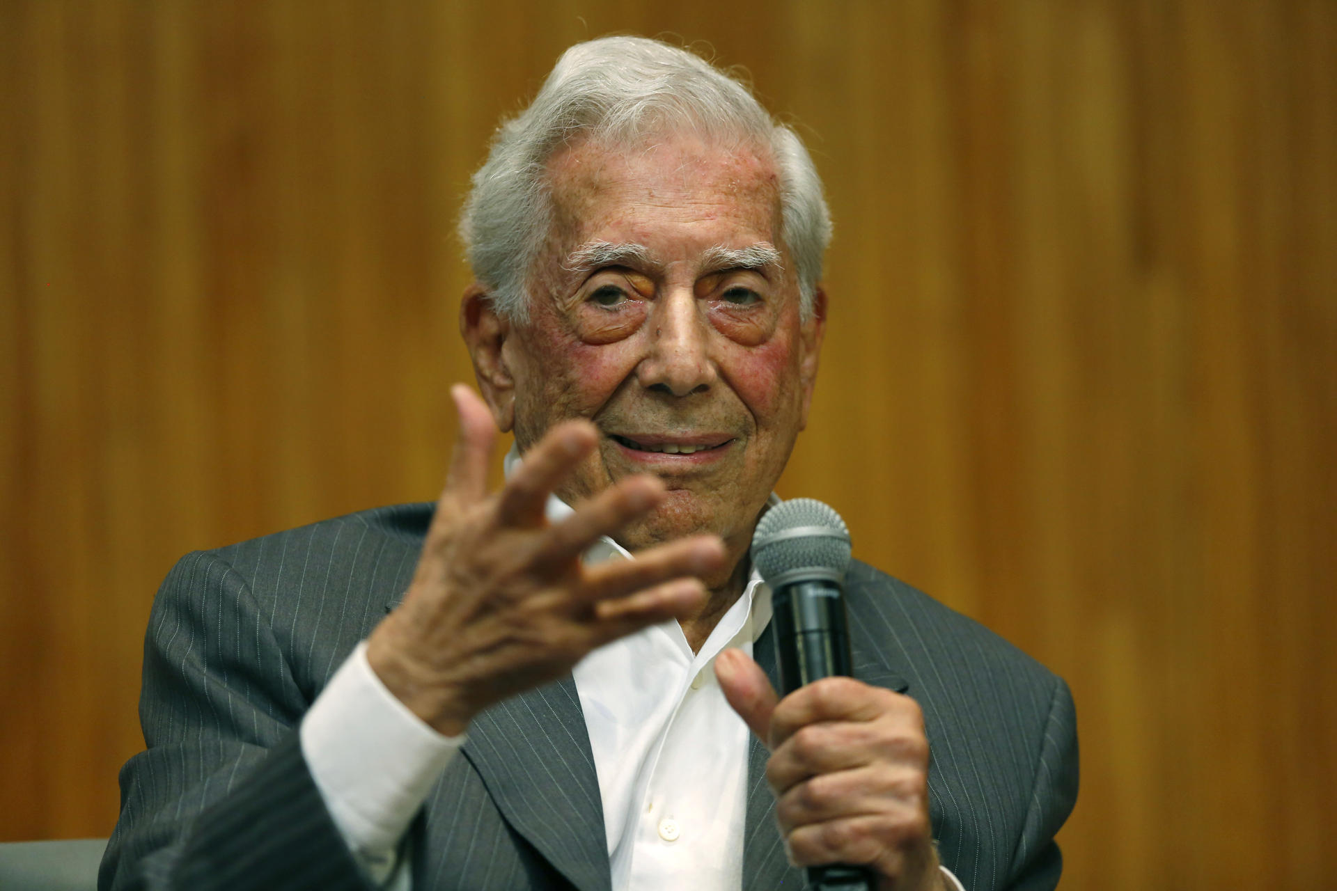 Vargas Llosa, hospitalizado de nuevo por covid