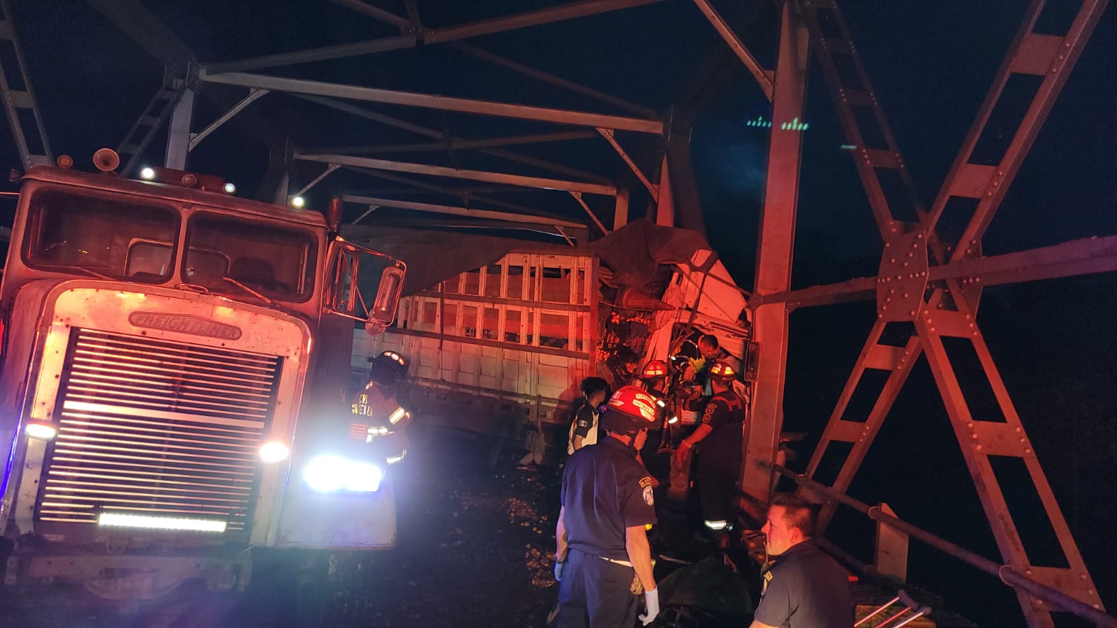 Paso cerrado en el km 150 de la ruta a suroccidente por un accidente de un camión en Suchitepéquez