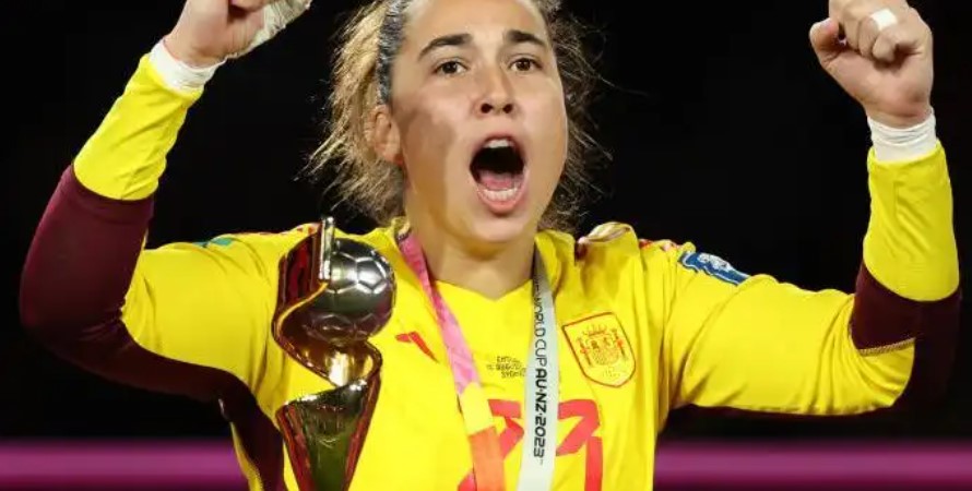 “Estoy decepcionada de que todo el mundo que te para por la calle te habla del beso y no te dice: ‘Enhorabuena por el Mundial’”: entrevista a Catalina Coll, campeona con la selección española de fútbol