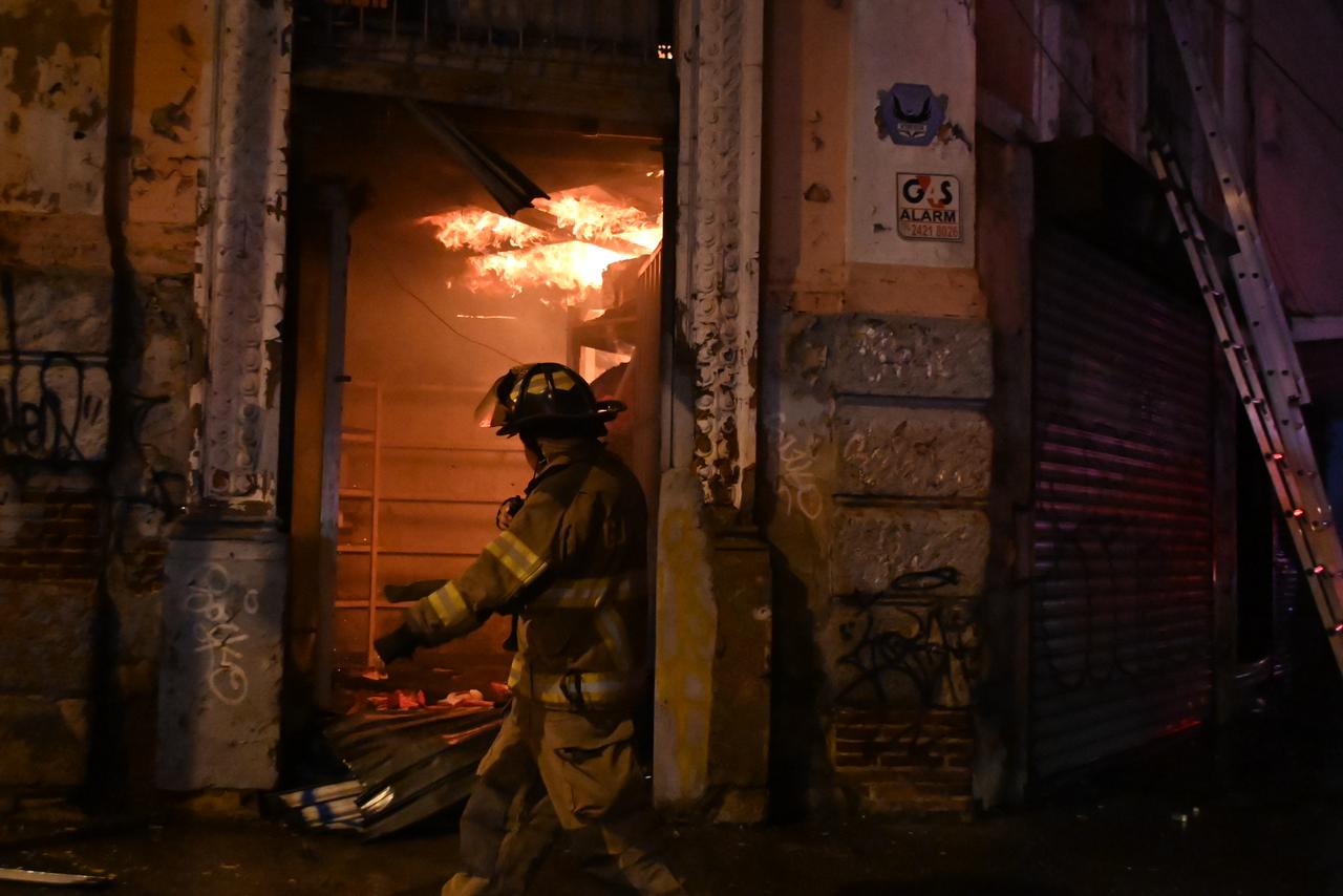 IMÁGENES: Bodega de productos de plástico se incendia en la zona 1 capitalina
