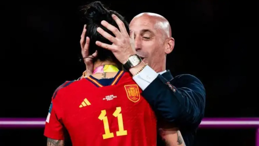 Luis Rubiales: 3 claves para entender la crisis por el beso del presidente de la Federación Española a Jenni Hermoso