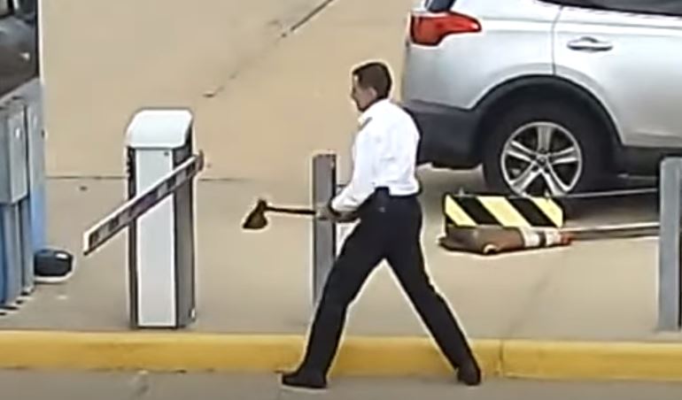 PILOTO DE AVIÓN CON HACHA. A DE DENVER