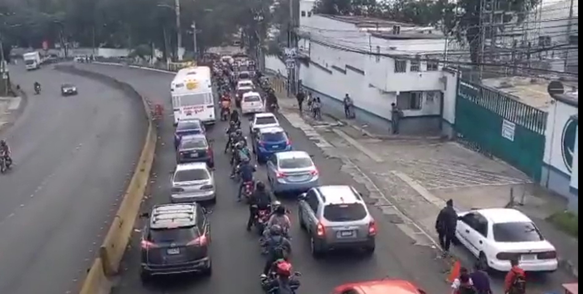 Tránsito en Villa Nueva y ruta al Pacífico continúa complicado por hundimiento en km 17.5