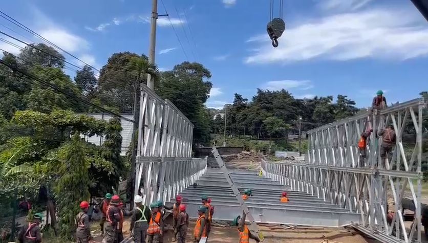Ejército informa qué porcentaje de avance lleva el puente modular que instalan en el hundimiento del km 17.5 en Villa Nueva