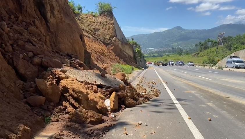 Mantienen cerrados los tres carriles al Occidente en el Libramiento de Chimaltenango, debido a riesgo de más derrumbes