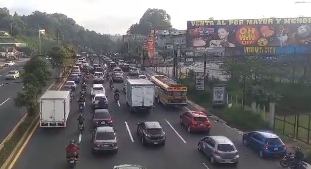 PMT de Villa Nueva reporta caos vial en la ruta al Pacífico, centro de Villa Nueva y rutas alternas por el hundimiento en km 17.5