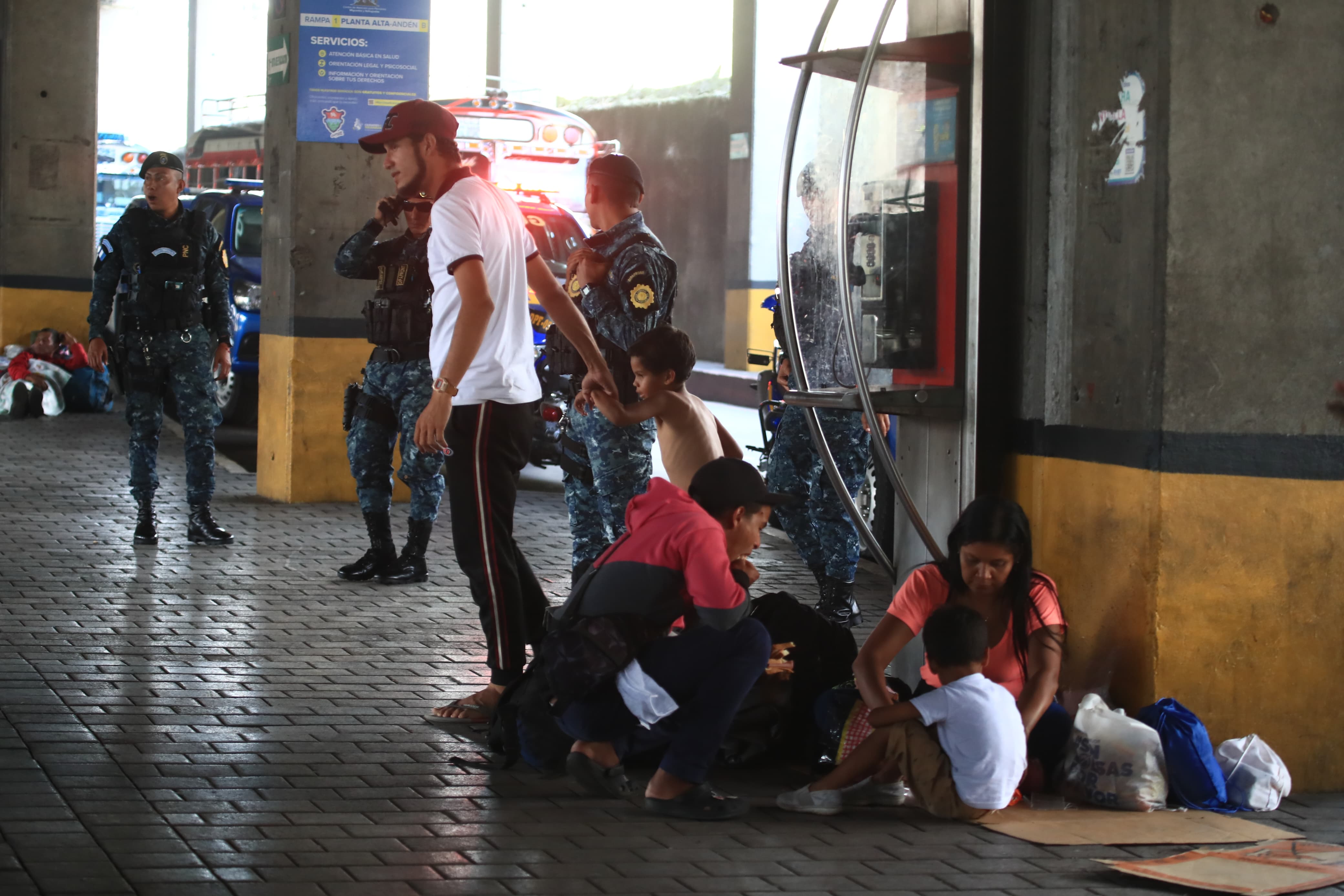 Venezolanos abarrotan Cenma en su camino hacia EE. UU. y autoridades de Migración hacen operativos
