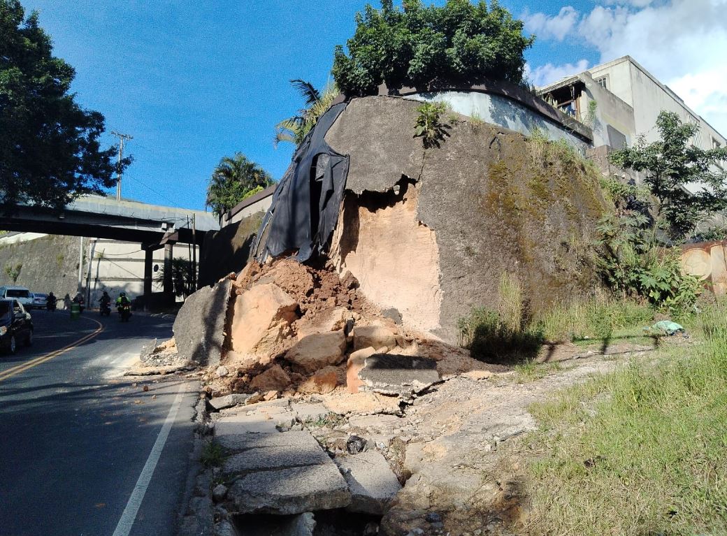DERRUMBE EN LA AVENIDA HINCAPIÉ.