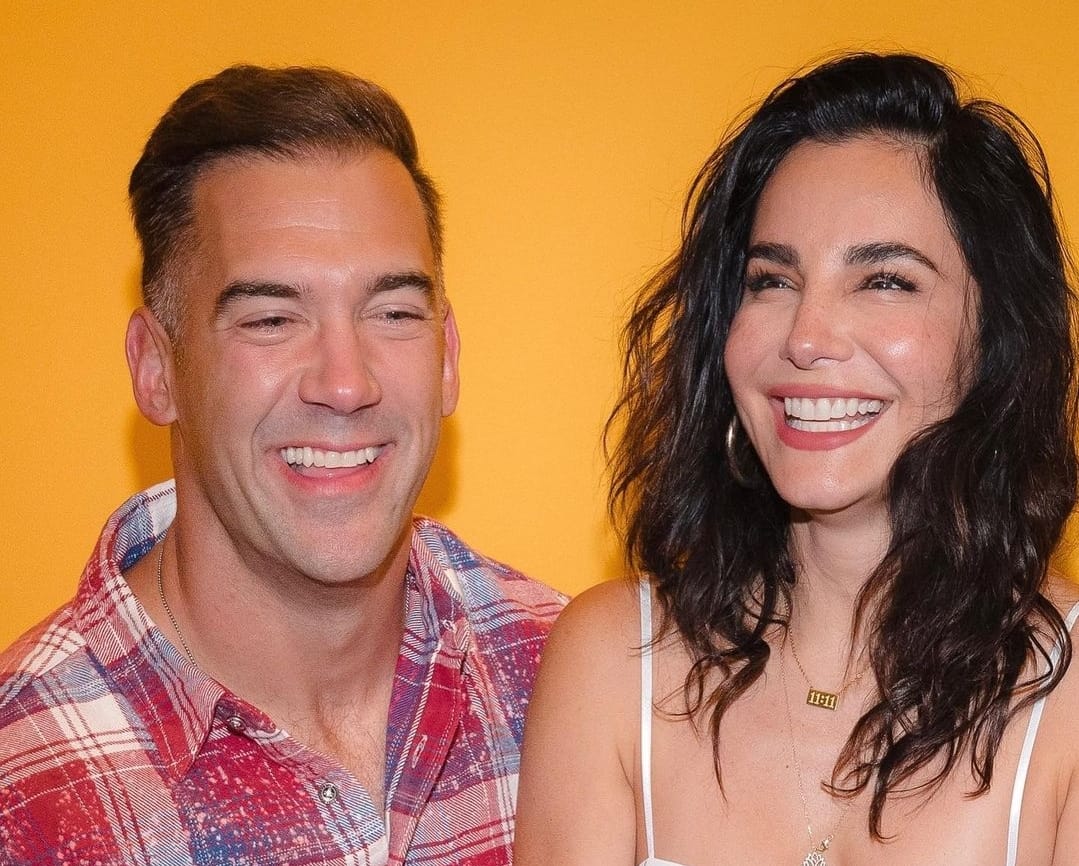 Lewis Howe, pareja de Martha Higareda, le pide matrimonio en medio de una presentación en Ohio