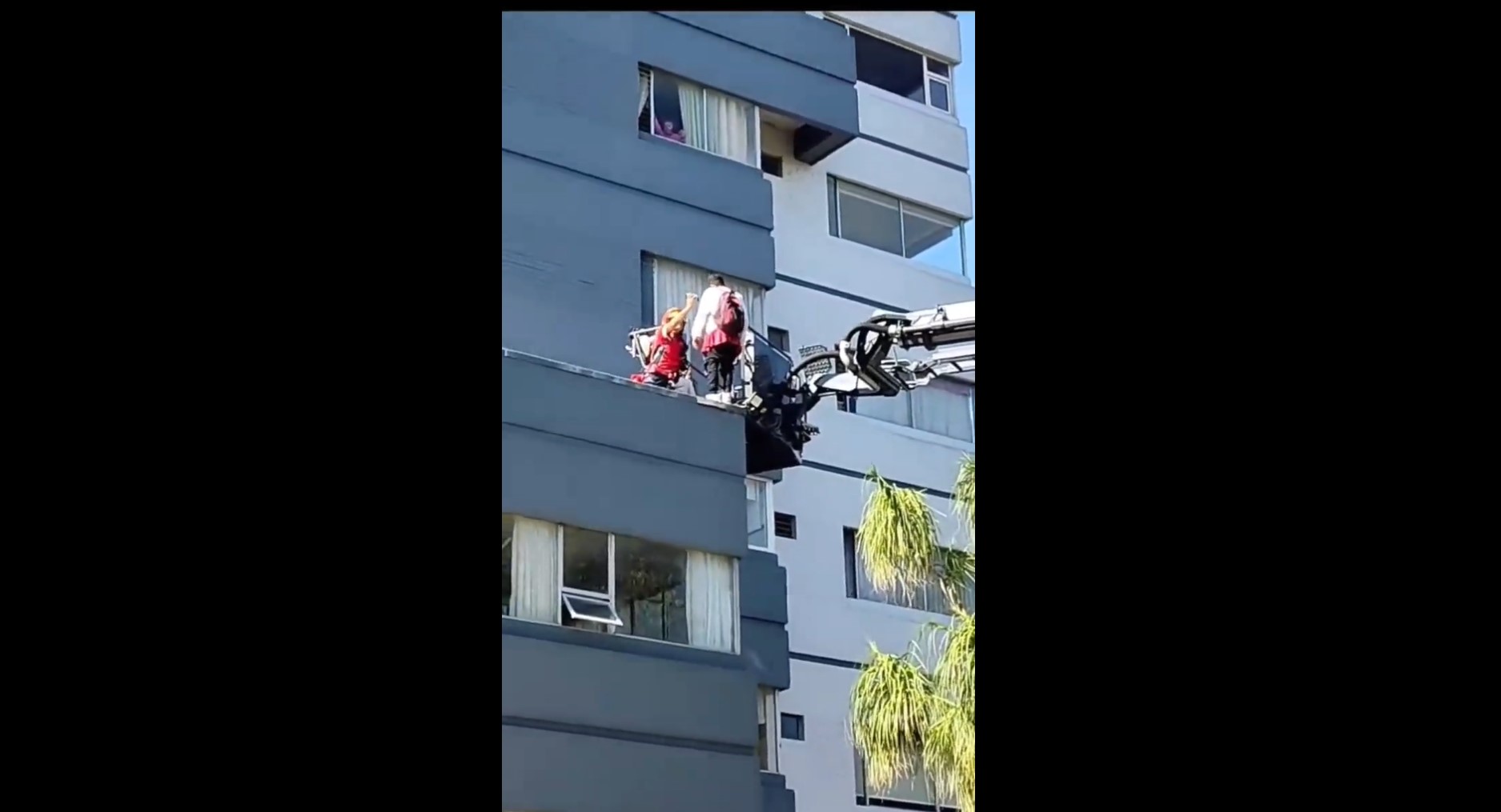 Bomberos rescatan a un hombre que pretendía lanzarse de edificio&hellip;