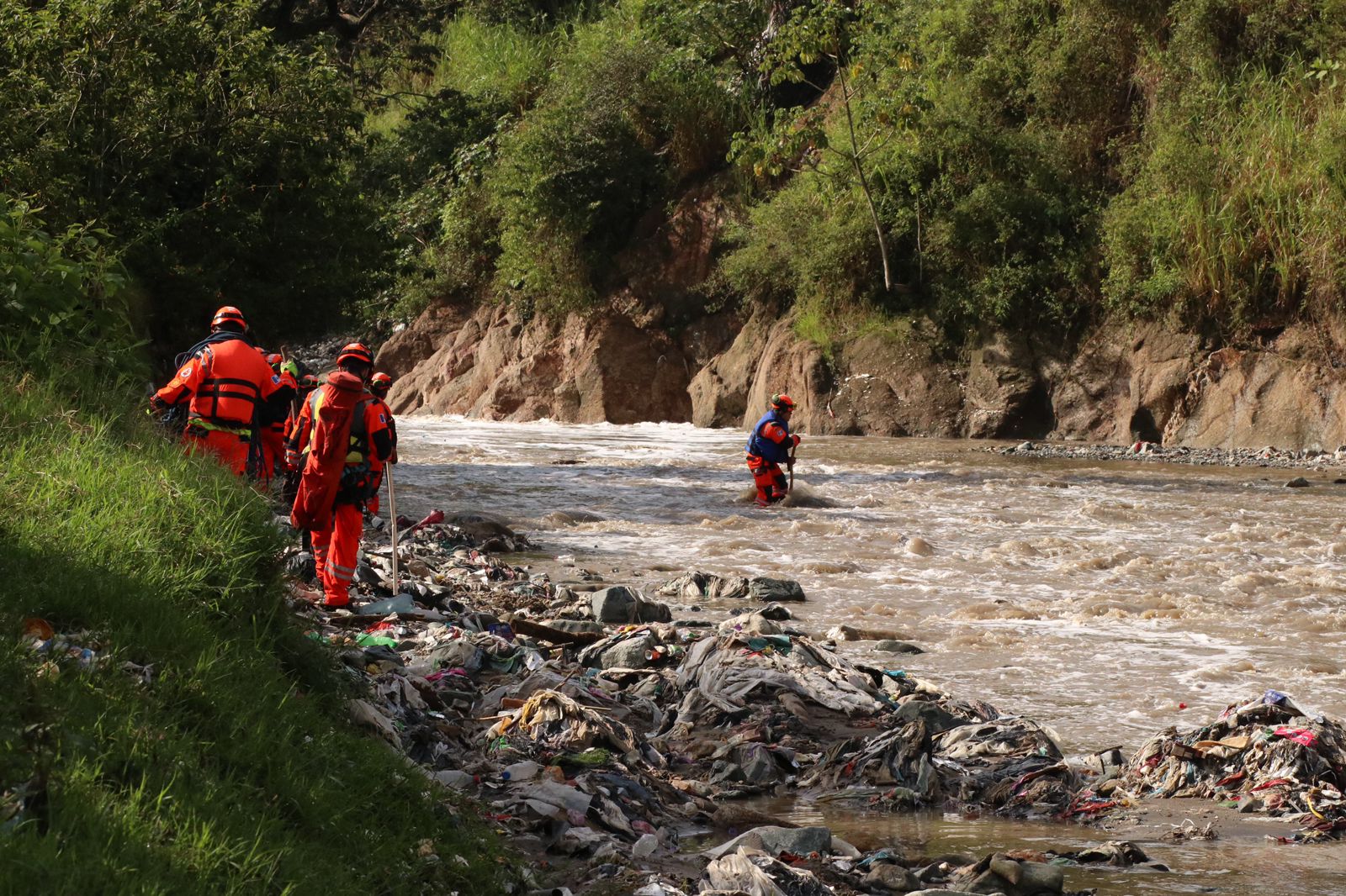 Tragedia bajo el puente El Naranjo: brigadas localizan los cuerpos de otras tres víctimas