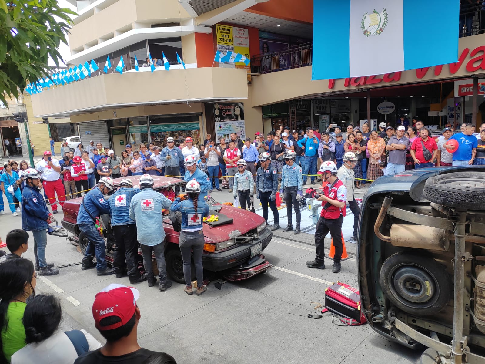 Simulacro de rescate en la zona 1: socorristas de la Cruz Roja auxilian a víctimas de choque