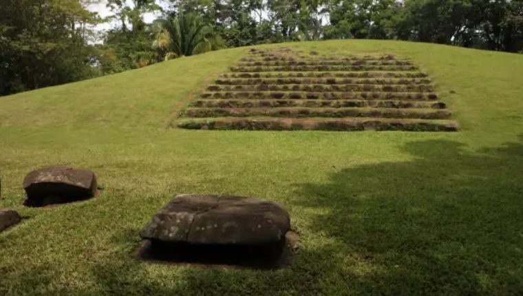 Fotografía de archivo fechada el 21 de junio de 2012 que muestra ruinas mayas en el sitio arqueológico Tak'alik A'baj, en la localidad de Retalhuleu, Guatemala. (Foto Prensa Libre: EFE)