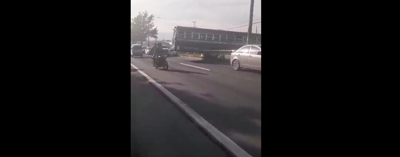 Autobús pasa sobre arriate en ruta al Pacífico y es grabado cuando causa un accidente