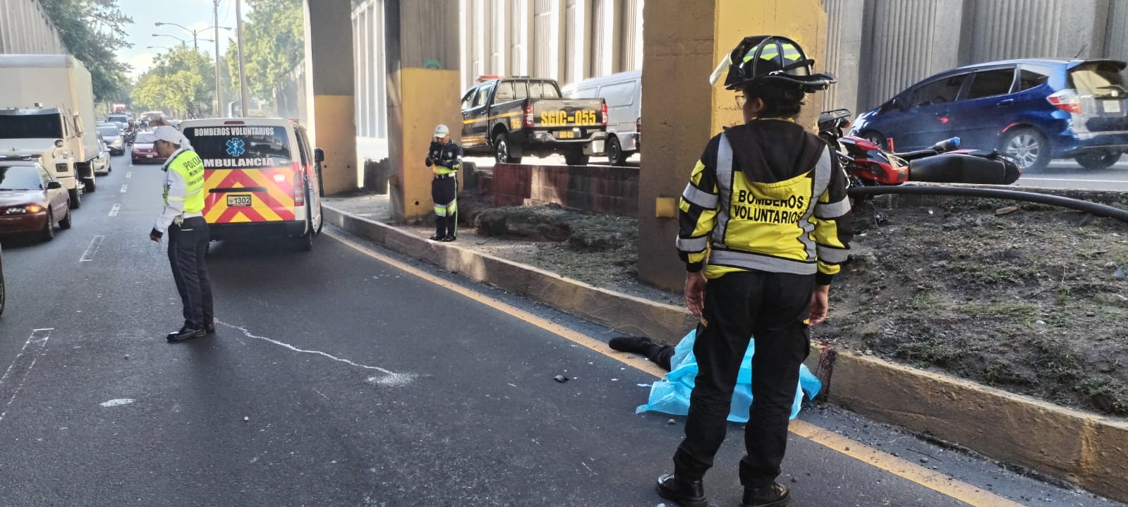 Motorista impacta contra muro y pierde la vida en el anillo periférico