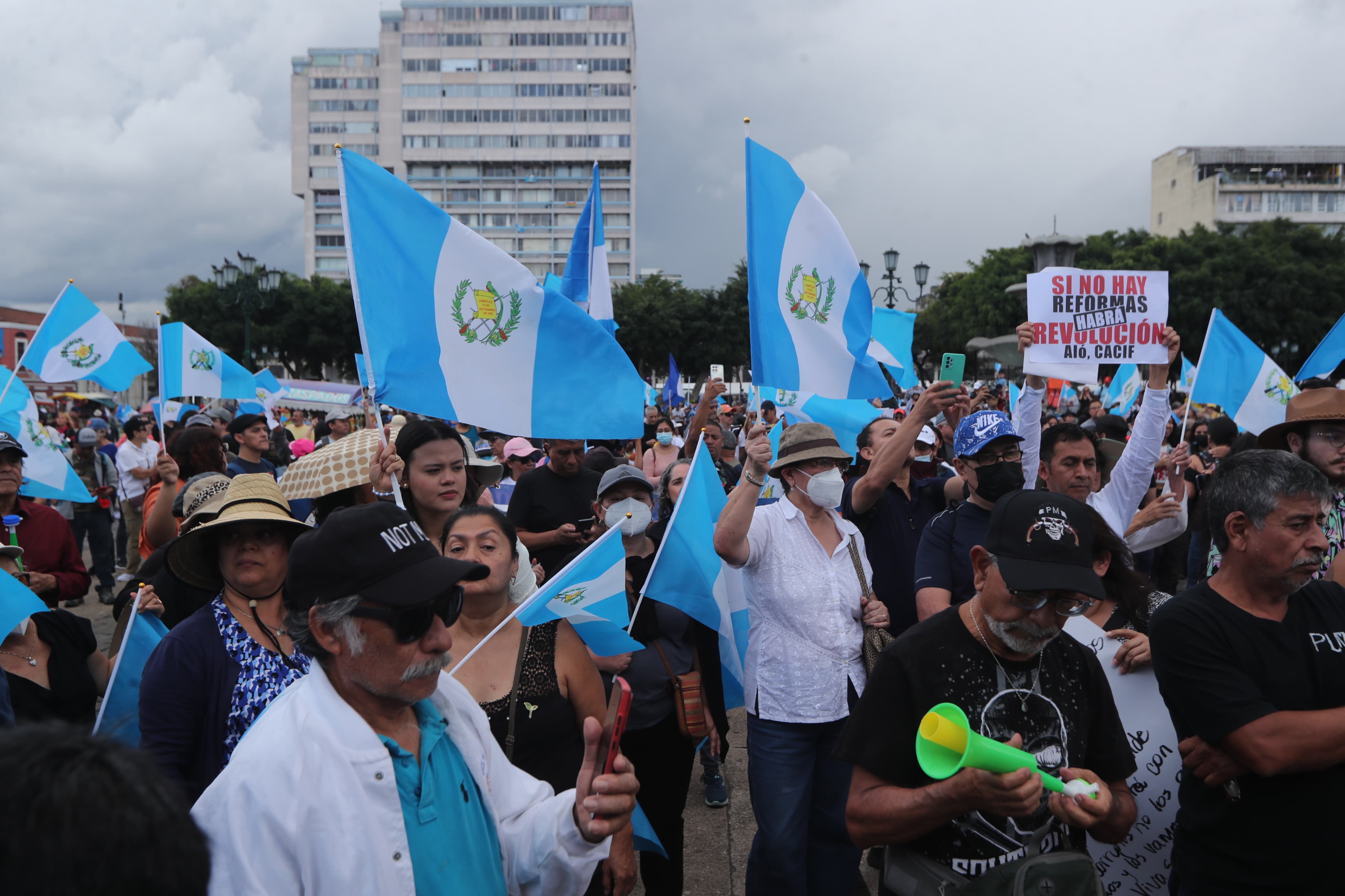 Manifestantes muestran su rechazo a las acciones de Consuelo Porras y Curruchiche y señalan “impunidad”